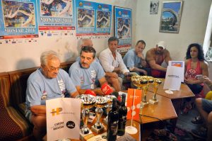 MOSTAR, 29. srpnja (FENA) - Tijekom ovogodišnjeg tradicionalnog natjecanja "450 –tih Skokova sa Starog mosta" u Mostaru koje će se održati u nedjelju, 31. srpnja, u hladnu Neretvu će skočiti između 50 i 60 natjecatelja koliko ih se prijavilo za skokove. Međutim, točan broj će se znati uoči samog natjecanja nakon što svi prijavljeni natjecatelji obave liječnički pregled. Foto FENA/Ivan Rozic