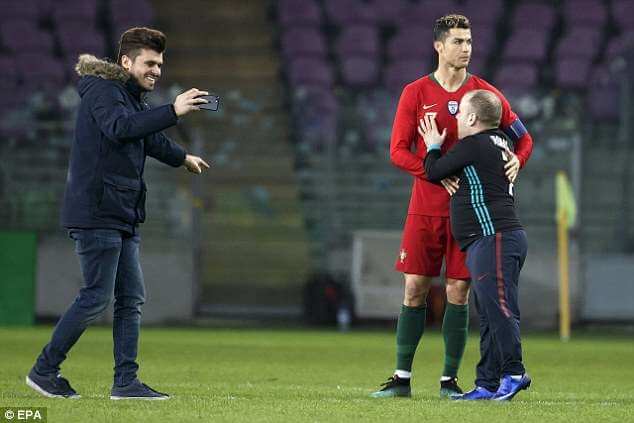 Cristiano-Ronaldo-and-Pitch-invaders