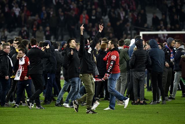 Lille-Les-supporters-envahissent-le-terrain-et-s-en-prennent-aux-joueurs