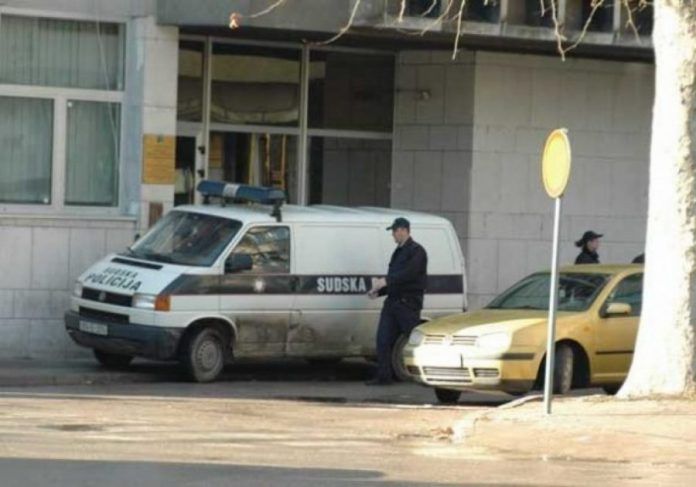 kantonalni-sud-tuzla-optuzeni-plakao-tokom-sudjenja-571x400-571x400