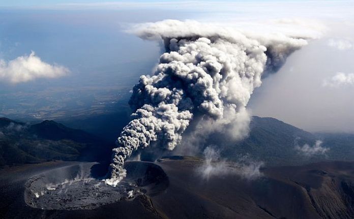 VIDEO-Erupcija-vulkana-u-Japanu-pepeo-pokrio-cetiri-grada