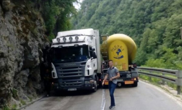 sudar_tijesno_sleper_kamion_1