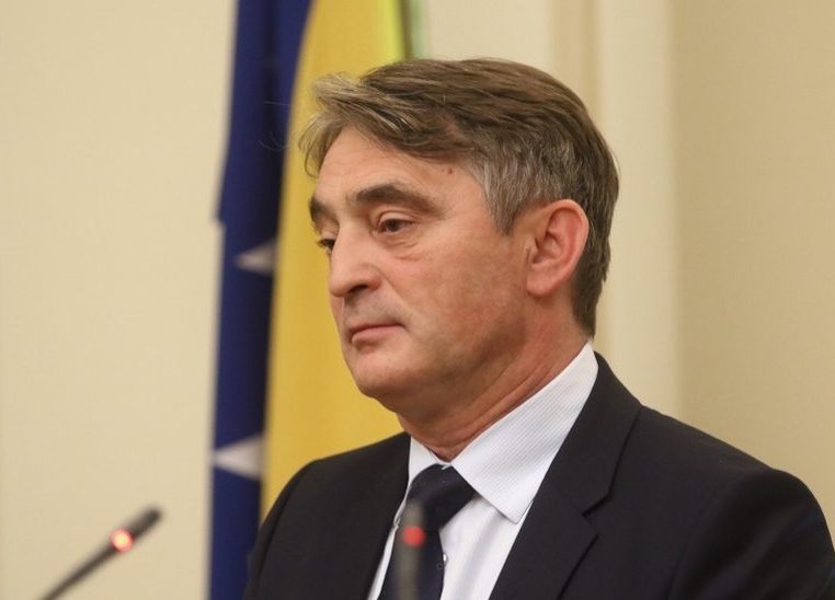 Komšić: Kada se ugase svjetla, Šefik sklanja zastavu RS-a s lijeve, a ja s desne strane (video)