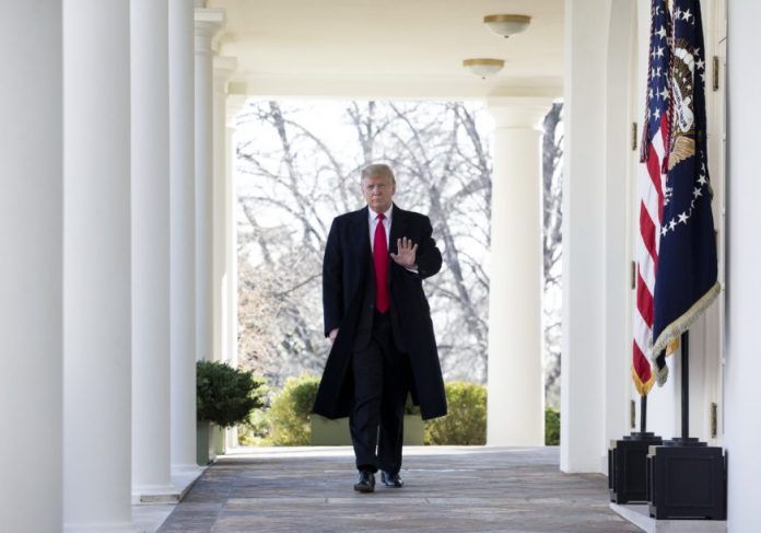 Donald-Tramp-Foto-MICHAEL-REYNOLDS-EPA-872x610