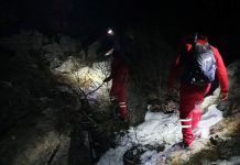 VIŠE OD 110 LJUDI PRETRAŽUJE DVIJE LOKACIJE: GSS pokrenuo noćnu potragu za nestalim dječakom u Nevesinju (video)