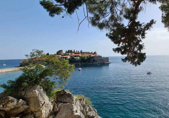more-plaza-crna-gora-sveti-stefan
