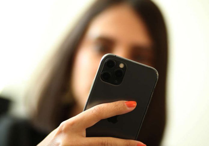 mobilni-telefon-android-01--872x610