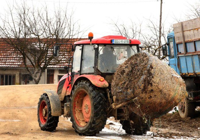 traktor-sijeno-poljoprivreda-01-foto-s-pasalic-872x610