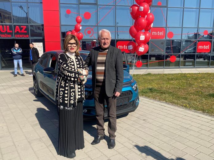 Jelena Trivan uručenje automobila_Mtel nagradna igra