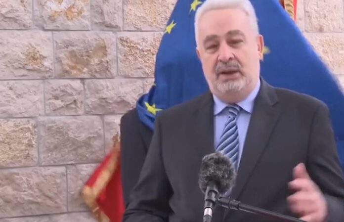 1650295907-zastava-eu-crna-gora-funkcioner-900x581
