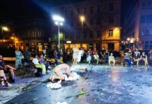 GOLI ISPRED NARODNOG POZORIŠTA: Policija prekinula performans u Sarajevu, nagi muškarac i žena će biti kažnjeni