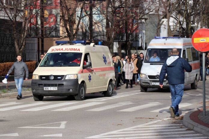Zdravstveni radnici HNŽ-a kroz prosvjed u Mostaru traže uplatu jednokratne pomoći (VIDEO)