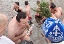 Za Časni krst plivao i gradonačelnik Trebinja Mirko Ćurić (foto)