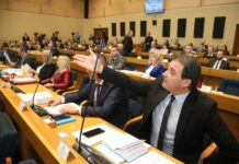 “Desio se presedan u NSRS” Iz SDS optužuju vlast za kršenje Poslovnika i poručuju da će opet predložiti Petrovića za potpredsjednika