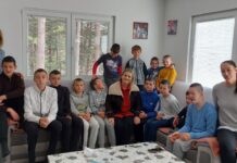 PREDSJEDNIK DODIK I ”SRPSKA KUĆA” POSLALI POKLONE ZA 14 DJEČAKA U NEVISINJU