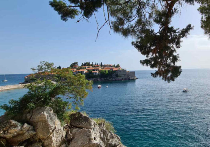 more-plaza-crna-gora-sveti-stefan-19-872x610