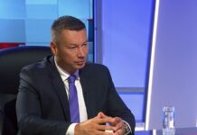 Nešić traži da se hitno otkrije autor prijetećeg transparenta ispred Suda i Tužilaštva BiH