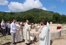 GORNJE HRASNO KOD NEUMA: Na temeljima jedinog pravoslavnog hrama služena liturgija, uskoro kreće obnova