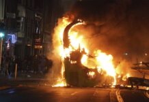 Nasilni protesti u Dablinu, napadnuta policija, zapaljena vozila (FOTO)
