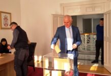 I U MOSTARU SE GLASA ZA IZBORE U SRBIJI: Evo šta glasači očekuju (foto)