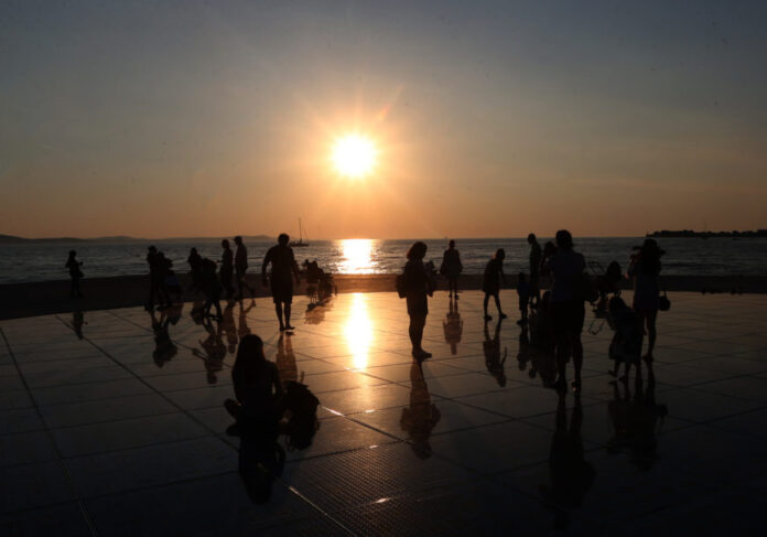 jadransko-more-hrvatska-zadar-turisti-02-scaled-872x610