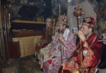 SVETI VASILIJE OSTROŠKI OBUČEN U NOVE ODEŽDE: Mitropolit Joanikije sa vladikama Dimitrijem, Atanasijem i Metodijem obukao novu odeždu na svetitelja