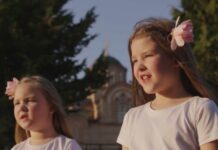Sveštenik iz Trebinja i njegove kćerke snimili pjesmu o Vaskrsu (VIDEO)
