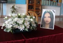 RIJEKE SUZA I CIJELA ŠKOLA U CRNINI: SREDNJOŠKOLSKI CENTAR NEVESINJE OPROSTIO SE OD PRERANO NASTRADALE UČENICE KSENIJE STAJIĆ (foto)