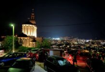 ODBRANILI STARU CRKVU I GROBLJE OD VATRE: S vatrogascima i mještanima požar glasio vladika Dimitrije (foto)