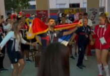 (VIDEO) Divna scena u Olimpijskom selu: Đoković poveo kolo sa medaljom oko vrata, a onda mu se pridružio i Mikec