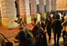 PROTESTI PRERASLI U HAOS U NOVOM SADU Razbijeni prozori Gradske kuće, kamenice i farba lete na sve strane!