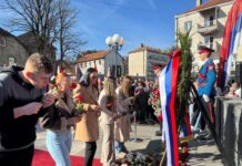 MLADOST ZA PRIMJER I PONOS: SREDNJOŠKOLCI NEVESINJA SA SVOJIM PROFESORIMA MASOVNO NA OBILJEŽAVANJU MITROVDANA (video)