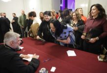 (FOTO, VIDEO) Vladika Grigorije nagrađen aplauzima: Njegove riječi Banjalučanima KAO MELEM NA DUŠI, strpljivo čekali da im potpiše novu knjigu