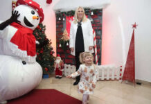 (FOTO) CVIJANOVIĆEVA SA UNUKOM “U funkciji Nevine bake na tradicionalnoj novogodišnjoj zabavi za najmlađe”