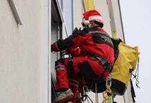 MOSTAR: Djeda Mrazovi se spustili sa krova Pedijatrije i obradovali mališane (video)