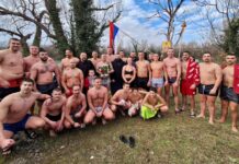 BOGOJAVLJENJE U MOSTARU: PRVI DO ČASNOG KRSTA U NERETVI DOPLIVAO MOSTARAC ZORAN KRNJEUŠIĆ (foto, video)