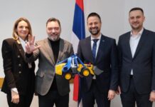Srpski ministri i zamjenici poklonili Konakoviću igračku bager
