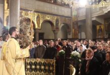 Uz zvona na svim pravoslavnim hramovima tačno u ponoć vjernici dočekali Božić (FOTO)