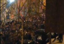 (VIDEO) ”USTAŠKA POLICIJA, MITO I KORUPCIJA” Veliki broj navijača Veleža večeras se okupio kod zatvora u Šantićevoj, vrijeđali policiju
