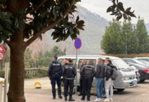 U BLIZINI ŠKOLE U MOSTARU: MALOLJETNIK AUTOM UDARIO DRUGOG MALOLJETNIKA, PA SUKOB NASTAVLJEN TELESKOPSKIM PALICAMA (foto)