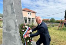DAN POBJEDE NAD FAŠIZMOM: Generalni konzul Srbije u Mostaru Vaso Gujić položio vijenac na spomenik u Baćevićima