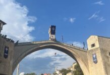 (VIDEO) SPEKTAKL NA STAROM MOSTU: Red Bul skokovi privukli veliki broj posjetilaca, sa skakonice zapjevla Hanka Paldum