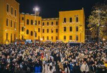 FOTO: Veliki broj ljudi stiže na doček Nove godine u Mostaru i koncert Saše Matića