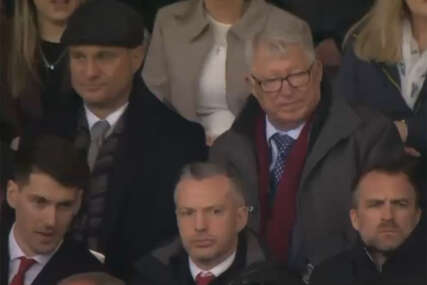 Nemanja-Vidic-Aleks-Ferguson-Foto-@rikardons-X-Screenshot-427x285