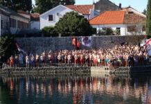 BOGOJAVLJENJE U TREBINJU: Za časni krst plivalo više od 200 mladića, među njima i gradonačelnik (foto/video)