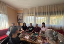 ČUVANJE OBIČAJA I TRADICIJE: U ZAJEDNIČOJ AKCIJI KOD STARE CRKVE U MOSTARU OBOJENO VIŠE OD HILJADU VASKRŠNJIH JAJA