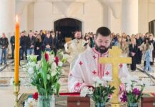 VASKRS U MOSTARU: Ponoćna liturgija u još neobnovljenoj Sabornoj crkvi i zvona koja najavljuju radost (FOTO)