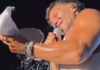 DJEVOJKA MU BACILA BRUS Hit scena na koncertu Saše Kovačevića, pjevač ne može sakriti osmijeh (VIDEO)